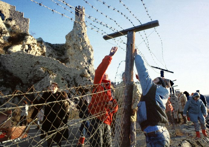 Strihanie ostatného drôtu na hranici s Rakúskom. Foto - TASR/Vladimír Benko