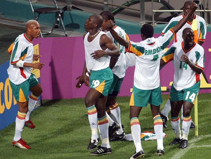 Senegalskí hráči oslavujú gól Francúzsku. Foto - TASR/AP