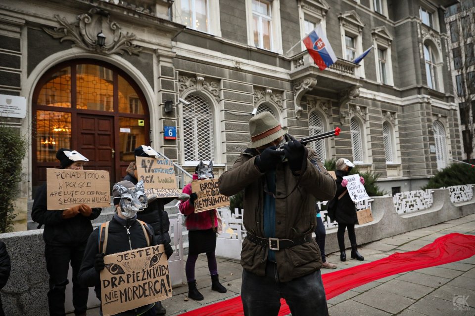 Protest pred slovenskou ambasádou vo Varšave. Foto – Cezary Kowalski