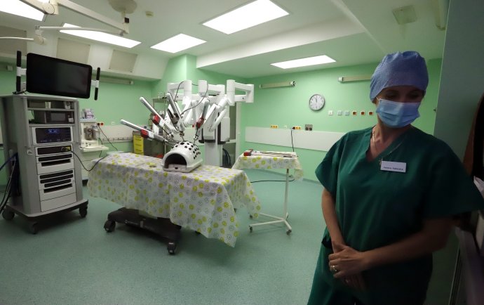 Vo Fakultnej nemocnici s poliklinikou F. D. Roosevelta v Banskej Bystrici uviedli v lete do prevádzky dva nové robotické chirurgické systémy da Vinci. Foto – TASR