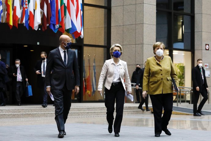 Zľava: predseda Európskej rady Charles Michel, predsedníčka Európskej komisie Ursula von der Leyenová a nemecká kancelárka Angela Merkelová. Foto - Európska komisia