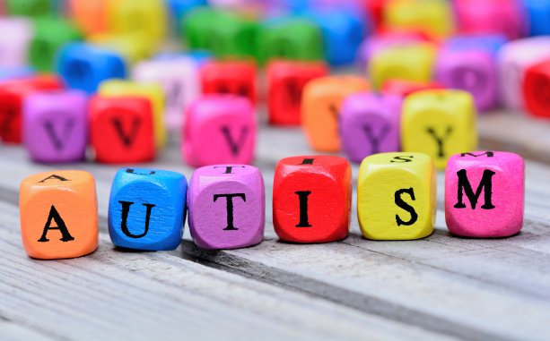 zdroj obrázku: https://www.kinderarzt-neumayer.de/neurologie/autismus/