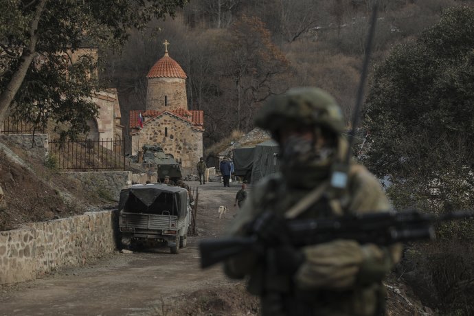 Ruské mierové sily v Náhornom Karabachu Arménom veľmi nepomáhajú. Foto - TASR/AP