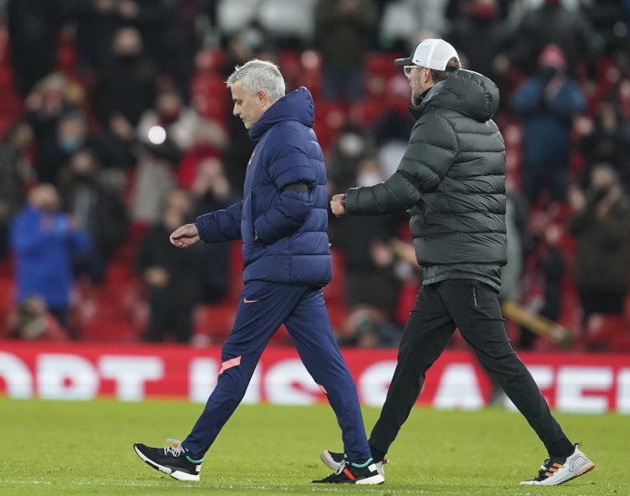 José Mourinho a Jürgen Klopp po zápase Liverpool - Tottenham. Foto - TASR/AP