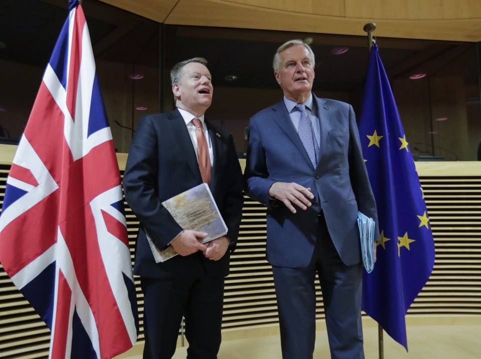 Vyjednávači Británie a EÚ David Frost (Vľavo) a Michel Barnier. Foto: TASR/AP