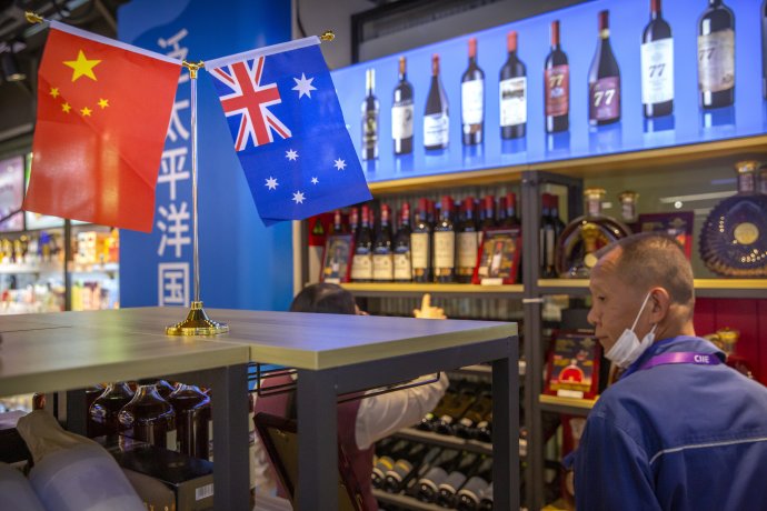 Austrálske vína na výstave v Číne, ktorá v novembri zaviedla clá na dovoz vína z Austrálie. Foto – TASR/AP