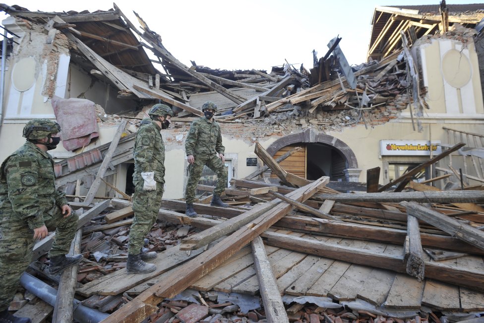 Vojaci prehľadávajú ruiny domov v meste Petrinja. Foto – TASR/AP