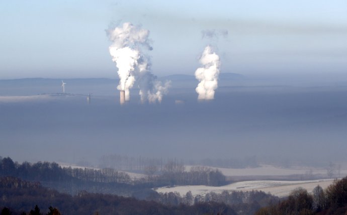 Uhoľná elektráreň v poľskej Bogatyni neďaleko hraníc s Českom. Foto - TASR/AP
