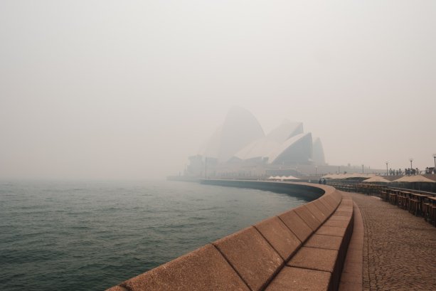 Opera v Sydney pokrytá dymom z požiarov | Foto: Depositphotos