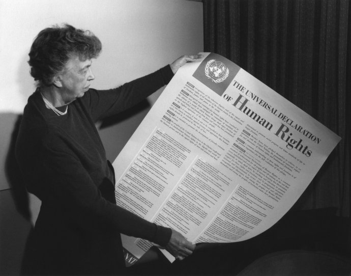 Eleanor Rooseveltová s výtlačkom Všeobecnej deklarácie ľudských práv v roku 1949. Zdroj - FDR Presidential Library