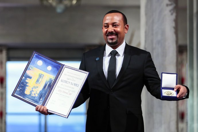 Abiy Ahmed v decembri 2019 s Nobelovou cenou za mier. Foto - TASR/AP