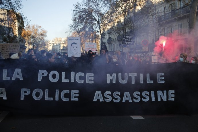Francúzi protestovali proti návrhu zákona, ktorý by zakázal uverejňovanie fotografií a videí policajtov z akcie, na ktorých by boli identifikovateľní. Ilustračné foto – TASR/AP
