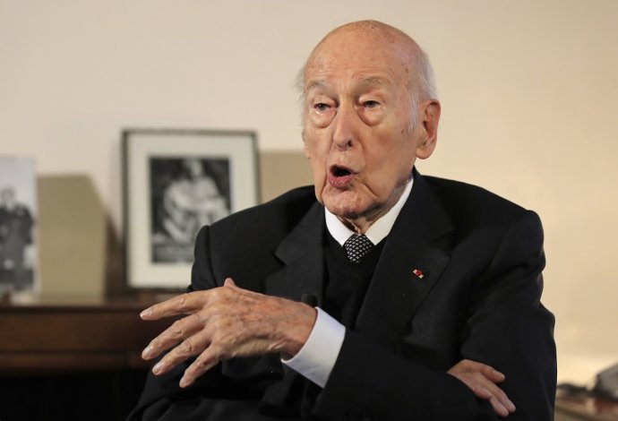 Vo veku 94 rokov zomrel bývalý francúzsky prezident Valery Giscard d'Estaing na následky covidu-19.