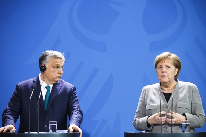 Viktor Orbán a Angela Merkelová počas februárového stretnutia v Berlíne. Foto - TASR/AP