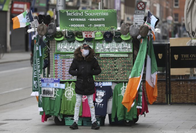 Pre pandémiu Íri tradičné veľké oslavy Dňa sv. Patrika zrušili. Na Vianoce sa pripravovali prísnym lockdownom. Foto - TASR/AP