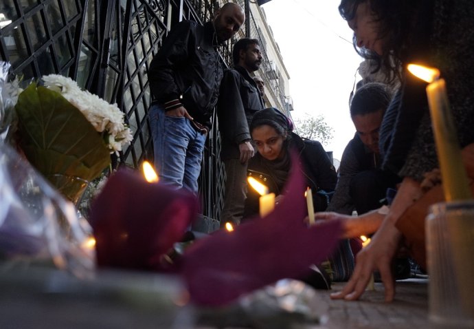 Na zábere z roku 2016 ľudia zapaľujú sviečky na pamiatku zosnulého doktoranda Giulia Regeniho. Foto – TASR/AP
