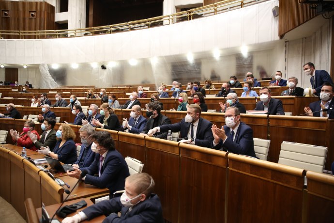 Rokovanie parlamentu s fóliou pre pozitívnych poslancov. Foto – NR SR