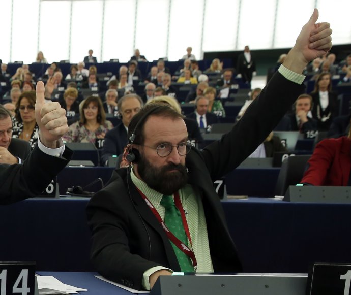 József Szájer počas hlasovania v Európskom parlamente. Foto - TASR/AP