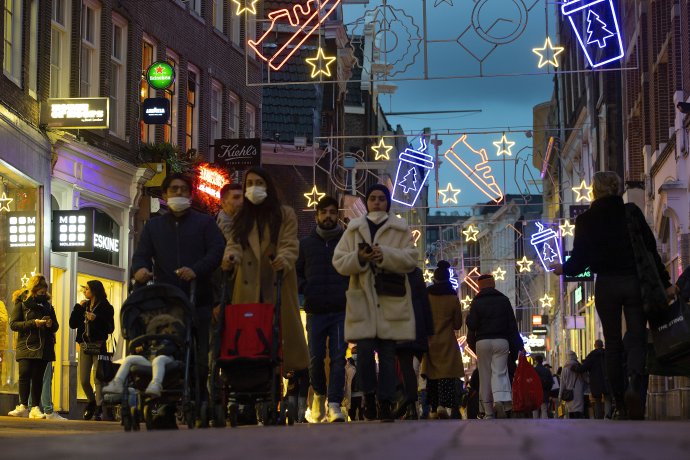 Holanďania môžu robiť predvianočné nákupy osobne do utorka. Foto - TASR/AP