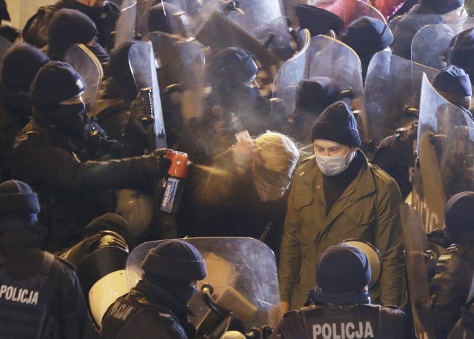 Polícia počas Štrajku žien použila slzný plyn aj proti opozičnej poslankyni Barbare Nowackej. Foto - TASR/AP