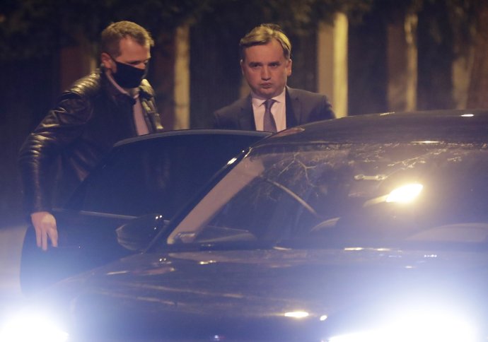 Zbigniew Ziobro nastupuje do limuzíny po odchode zo stretnutia s premiérom Mateuszom Morawieckým a maďarským premiérom Viktorom Orbánom v decembri. Foto - TASR/AP