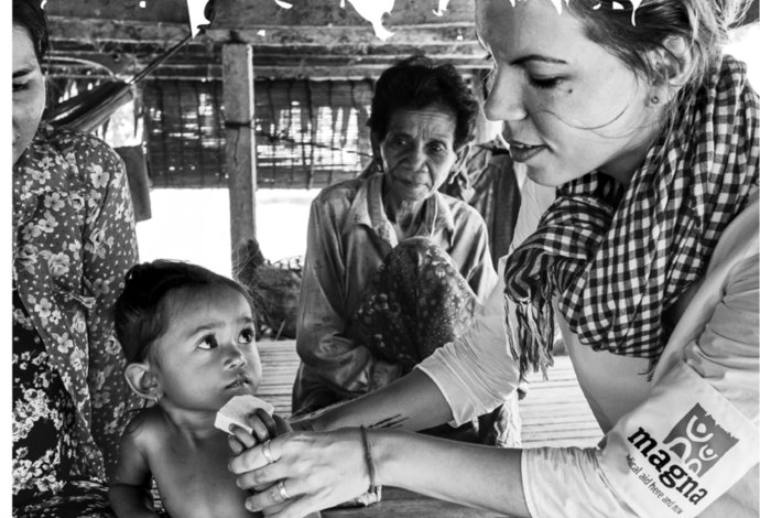 Denisa Augustínová pri komunitnom skríningu ťažkej podvýživy v Kambodži. Foto – Martin Bandžák
