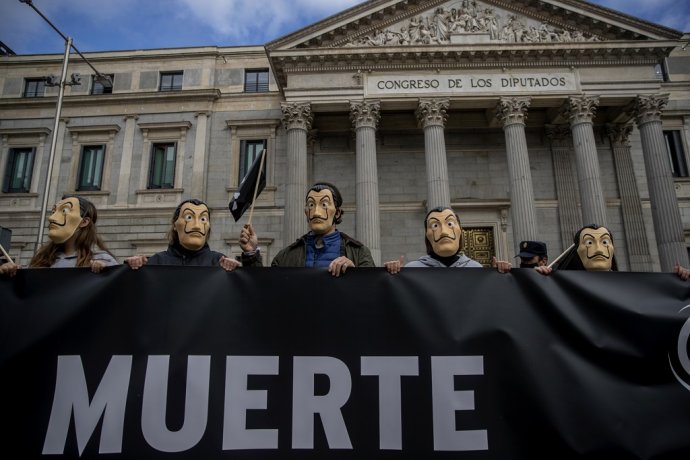 Niekoľko demonštrantov protestovalo v Madride proti novému zákonu o eutanázii. Foto – TASR/AP