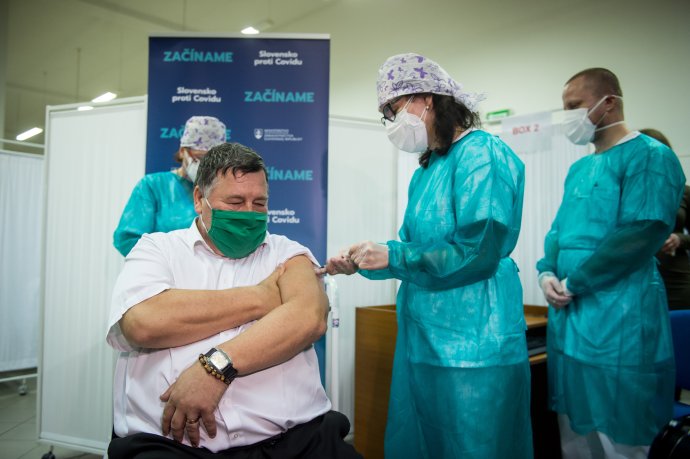 Na snímke infektológ Vladimír Krčméry, ktorý ako prvý Slovák dostal vakcínu proti koronavírusu. Foto N - Vladimír Šimíček