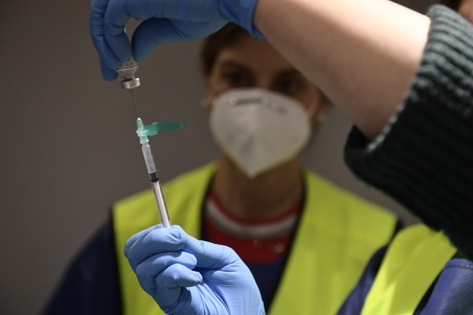 Španielsky zdravotník pripravuje vakcínu Pfizer/BioNTech. Foto - TASR/AP