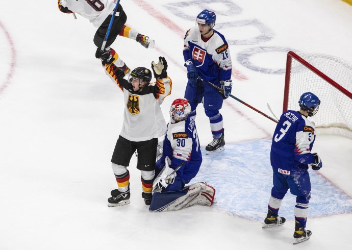 Slovenskí hokejisti prehrávajú zápas s Nemeckom. Foto - TASR/AP