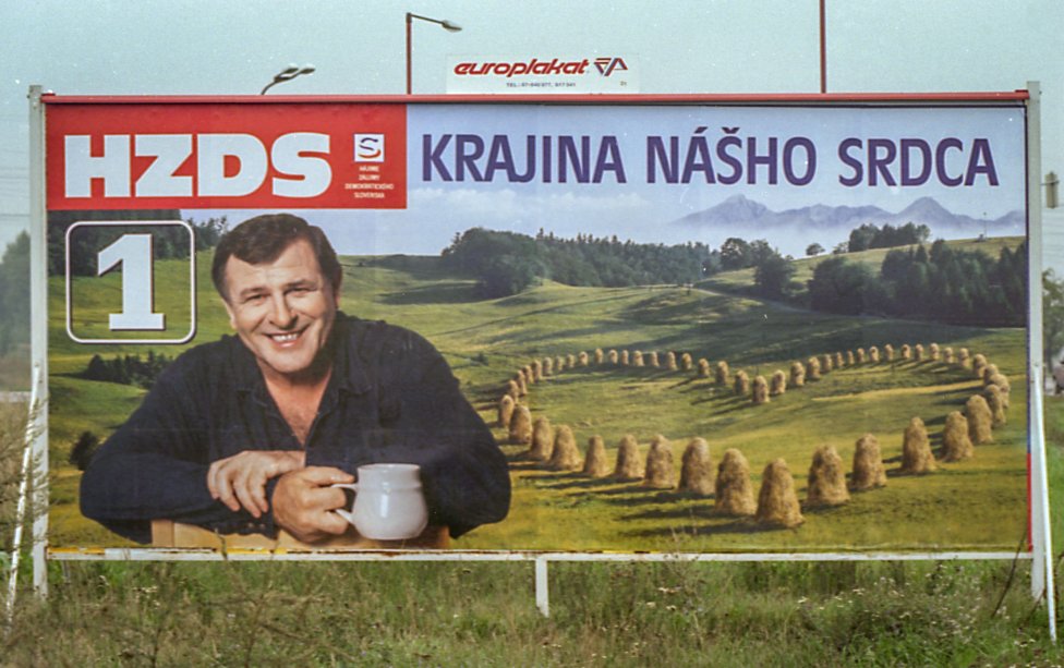 Volebný bilbord HZDS z roku 1998, na ktorom Vladimír Mečiar vydával Švajčiarsko za Tatry. Foto - archív SME/Tibor Somogyi