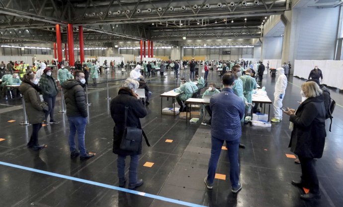 Hromadné testovanie v športovej hale vo Viedni. Foto - TASR/AP