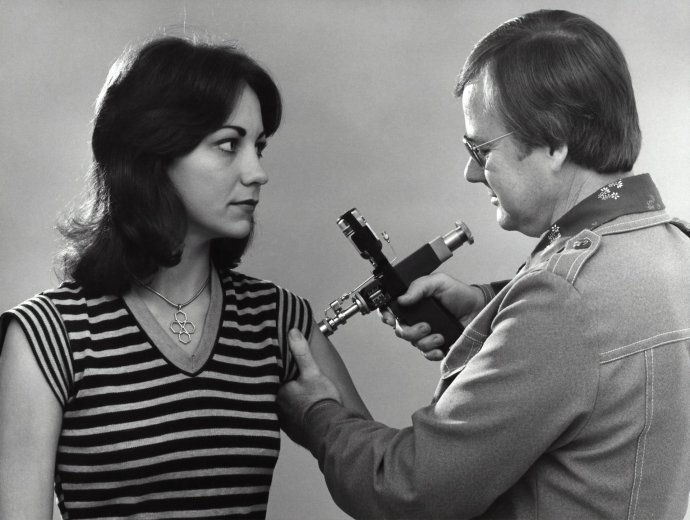 Takto vyzeralo očkovanie v roku 1976. Ilustračné foto - Unsplash/CDC