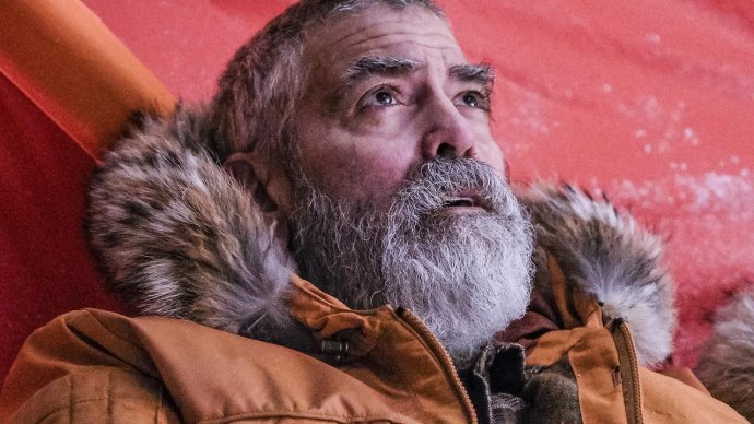 George Clooney v Polnočnom nebi. Foto - Netflix
