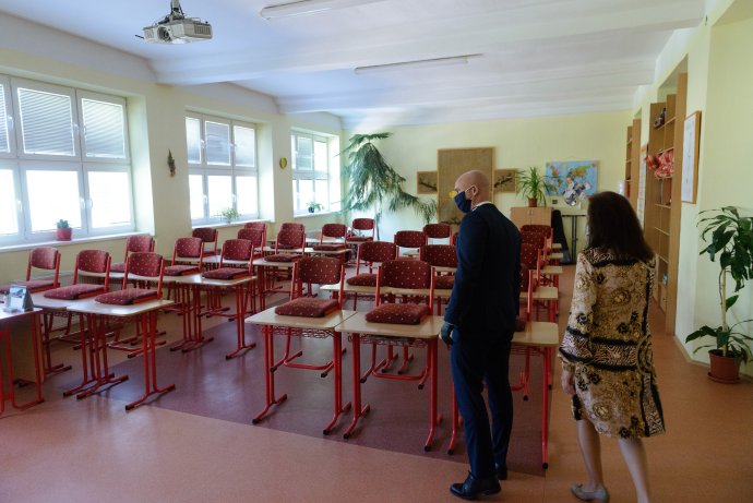 Minister školstva Branislav Gröhling (SaS) na návšteve základnej školy v Bošanoch v okrese Partizánske. Foto - TASR