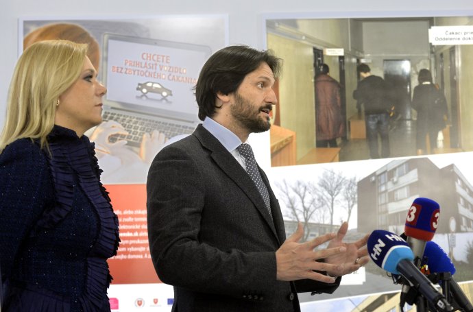 Neúspešný projekt elektronických občianskych presadil minister vnútra Robert Kaliňák a Denisa Saková, ktorá objednávanie IT z eurofondov riadila. Foto – TASR