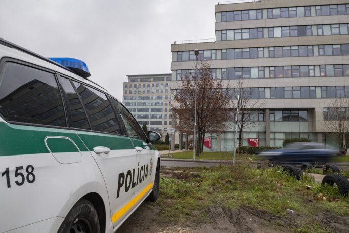 Po páde do dlhov bratislavské sidlo Arcy prehľadala aj slovenská polícia. Hľadala dôkazy o finančných machináciach no napokon nikoho neobvinila Foto - TASR