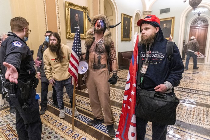 Jake Angeli známy ako QAnon Shaman. Foto - TASR/AP