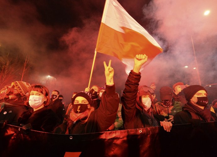 Poľky a Poliaci protestovali proti novému zákonu, ktorý zakazuje prakticky všetky interrupcie. Foto - TASR/AP