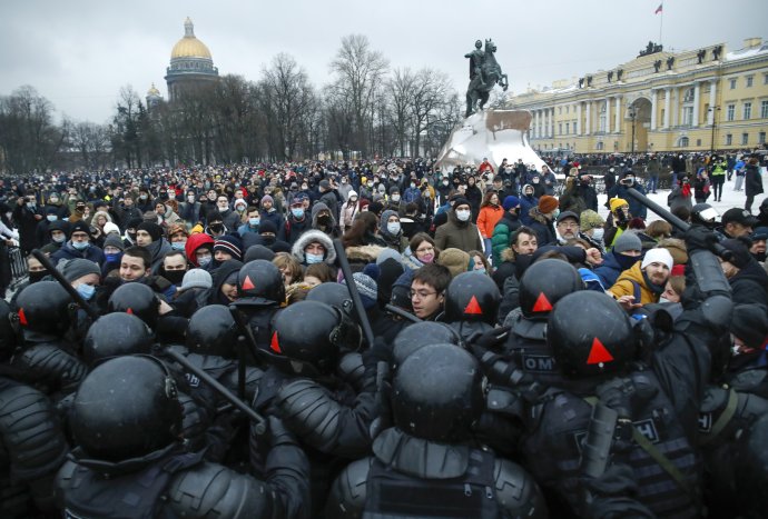 Demonštranti vs. polícia. Foto - TASR/AP