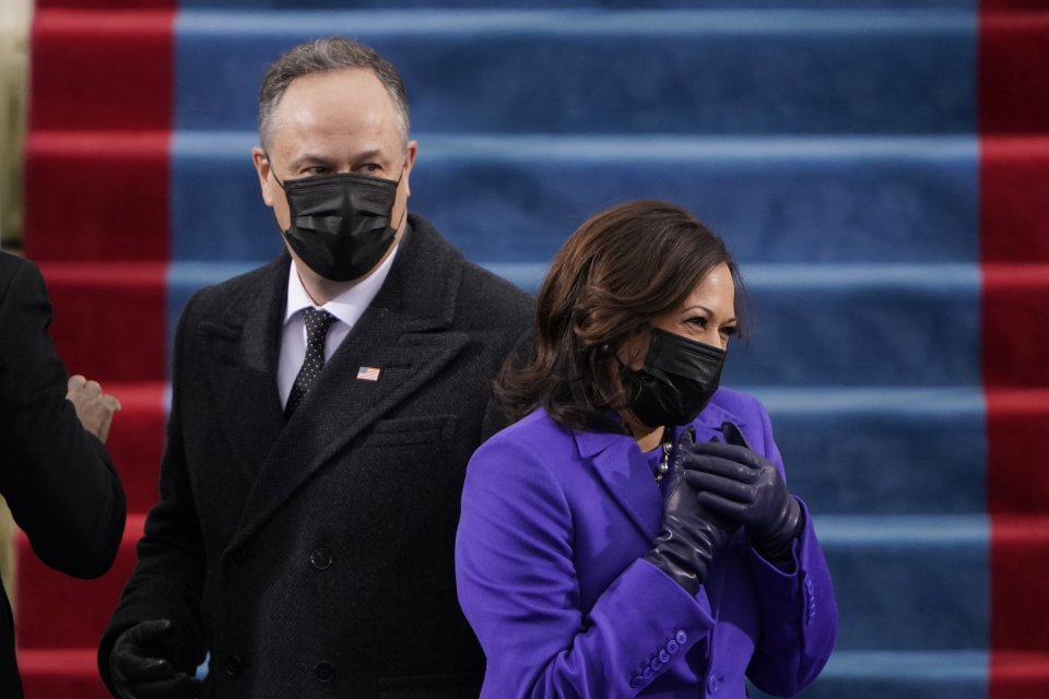 Viceprezidentka Kamala Harrisová a jej manžel Doug Emhoff. Foto - TASR/AP