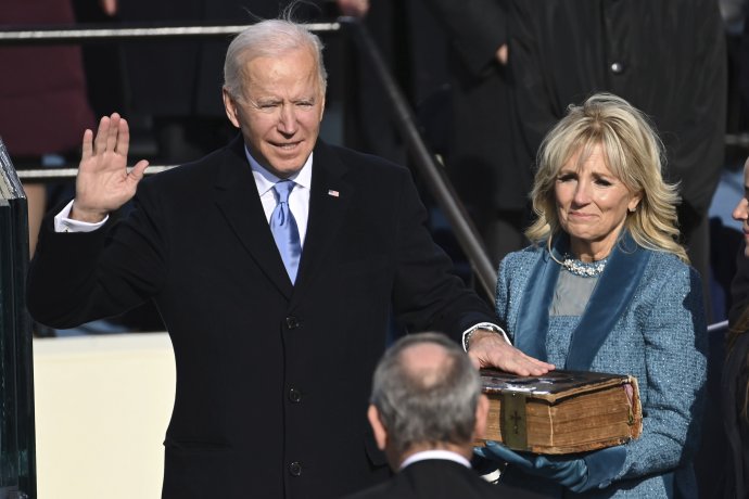 Joe Biden prisahá na Bibliu. Foto - TASR/AP