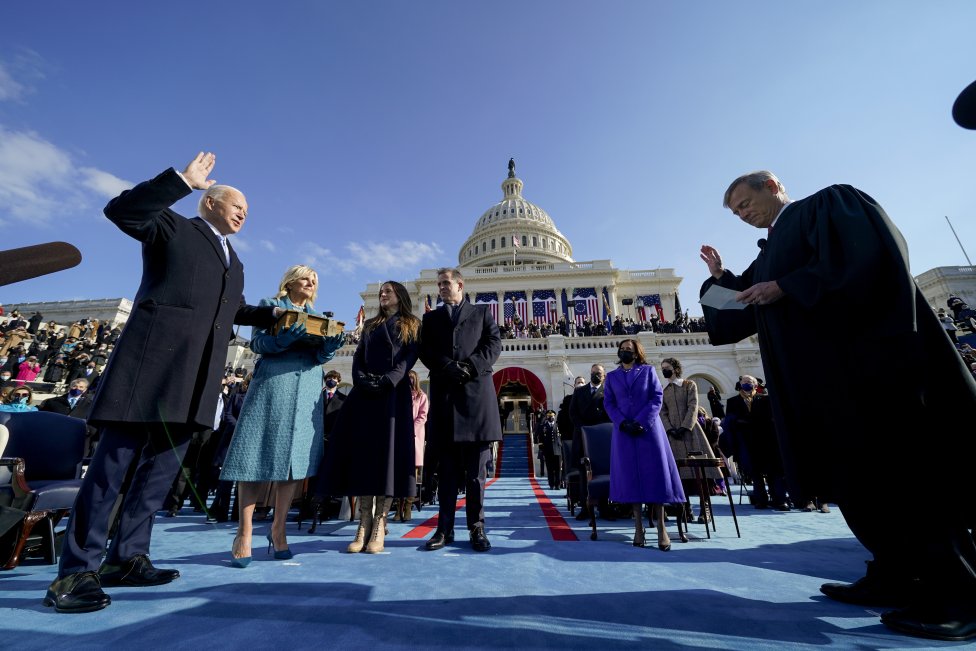 Joe Biden skladá prísahu. Foto - TASR/AP