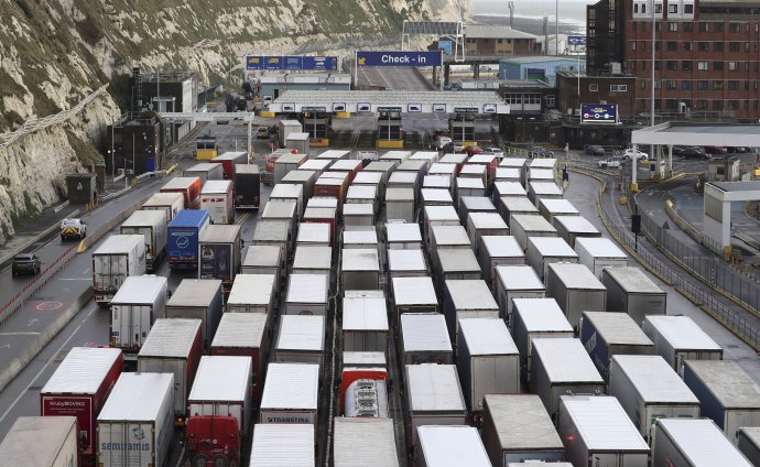 Nákladné autá čakajú v britskom Doveri. Foto – TASR/AP