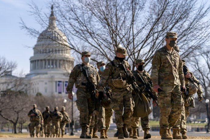 Príslušníci národnej gardy strážia americký Kapitol. Foto - TASR/AP