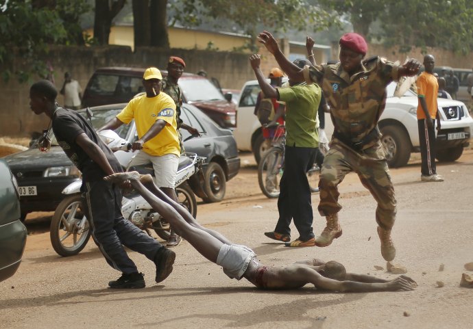 Vojaci vlečú po zemi zadržaného moslimského militanta v Bangui. Občianska vojna v Stredoafrickej republiky trvá od roku 2012. Foto - TASR/AP
