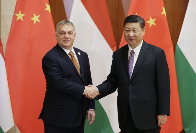 Čínsky prezident Si -Ťchin-pin a maďarský premiér Viktor Orbán sa rozprávajú počas stretnutia v Pekingu 13. mája 2017. Foto - TASR/AP