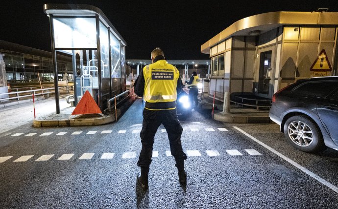 Hraničná kontrola na Öresundskom moste, ktorý spája Švédsko a Dánsko. Foto – TASR/AP
