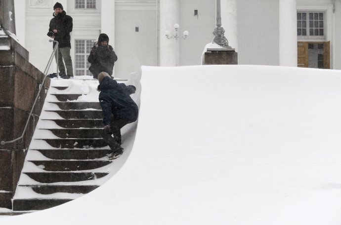 Fínsko tento týždeň zasiahlo veľké sneženie. Foto - tasr/ap