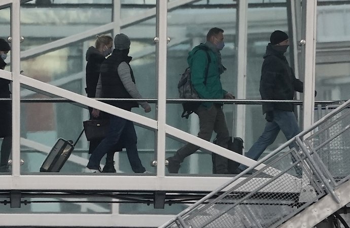 Alexej Navaľnyj nastupuje do lietadla smer Moskva. Foto - TASR/AP